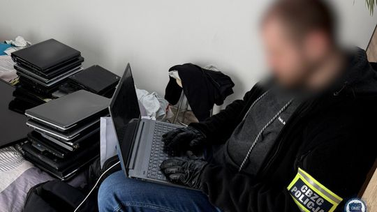 19-latek fotografował nago swoją małoletnią siostrę. „Ogień piekielny” uderzył w pedofilów