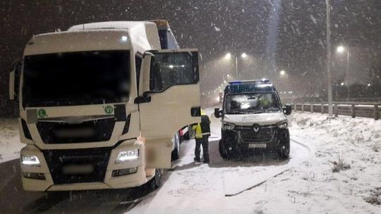 Kierowca tira naraził życie wielu kierowców