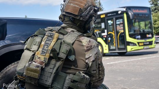 Atak na autobus i zakładnicy. Służby przeprowadziły widowiskową akcję