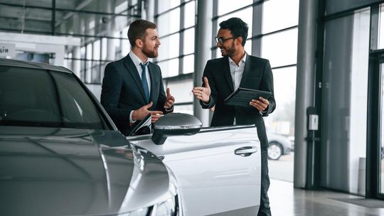 Auto na raty z salonu – jakie warunki trzeba spełnić?