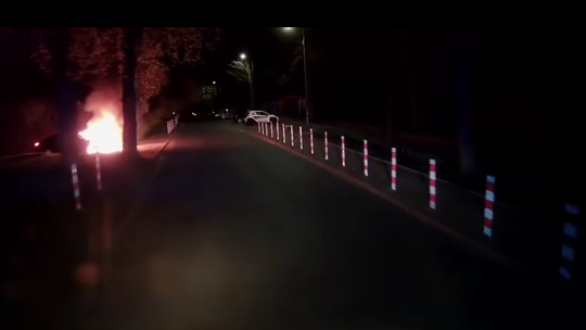 Auto stanęło w ogniu o świcie. Interweniowały dwa zastępy straży