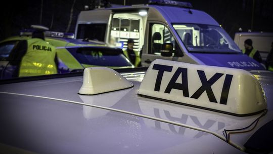 Auto utknęło na torowisku w Gorzowie. Maszynista zatrzymał pociąg w ostatniej chwili