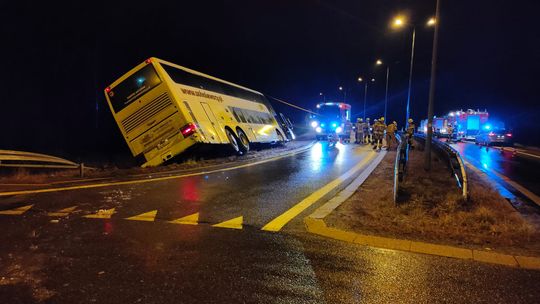 Autobus wylądował w rowie! W środku było 16 osób