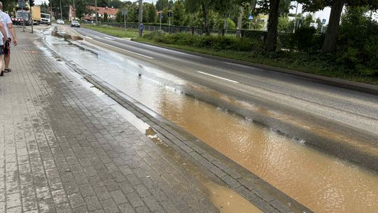 Awaria sieci wodociągowej na osiedlu Dolinki