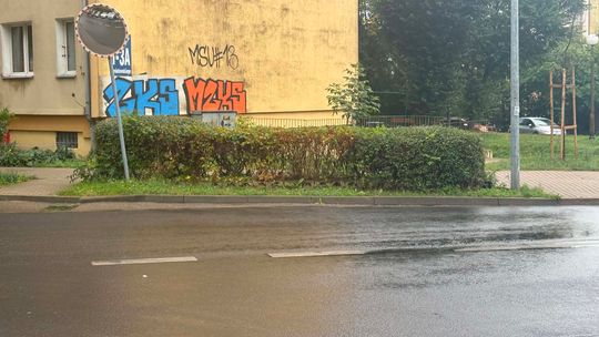 Bazgroły pojawiły się na elewacji bloku w Gorzowie. Mieszkańcy nie kryją złości