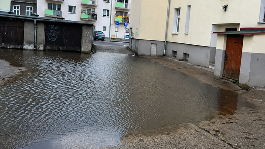 Będzie odwodnienie podwórka przy Krzywoustego. ZGM ogłosił przetarg