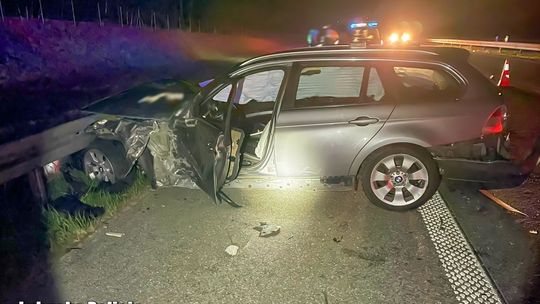 BMW uderzyło w bariery na A2. Chwilę później sytuacja zrobiła się poważniejsza