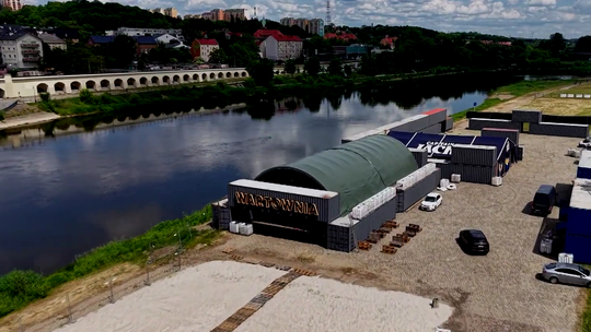 Budują scenę na Wartownię