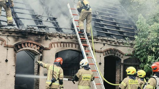 Budynek gospodarczy stanął w ogniu. W środku znajdowało się siano