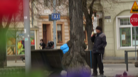 Centrum Gorzowa pod okupacją kloszardów? Ludzie omijają Kwadrat