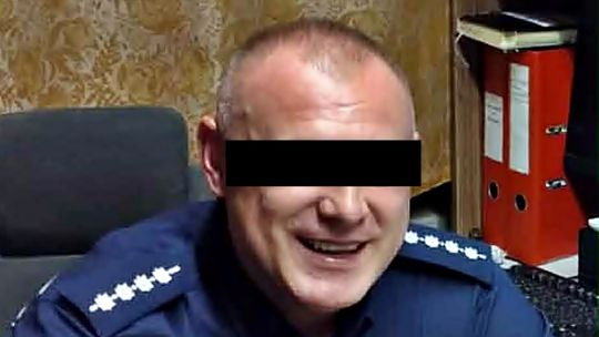 Chciał się umawiać z dziećmi. Komendant zawiesił policjanta