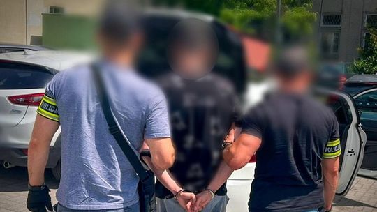 Chciał wyłudzić ponad 106 tys. zł kredytu. Policja zatrzymała go w banku