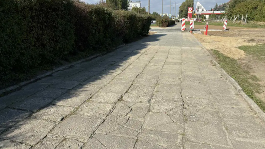 Chodnik jak tor przeszkód. Miasto odpowiada na skargi mieszkańców Chodnik jak tor przeszkód. Miasto odpowiada na skargi mieszkańców
