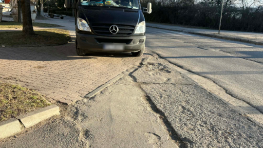 „Chodnik to nie parking”. Kierowca w Gorzowie zablokował przejście pieszym „Chodnik to nie parking”. Kierowca w Gorzowie zablokował przejście pieszym