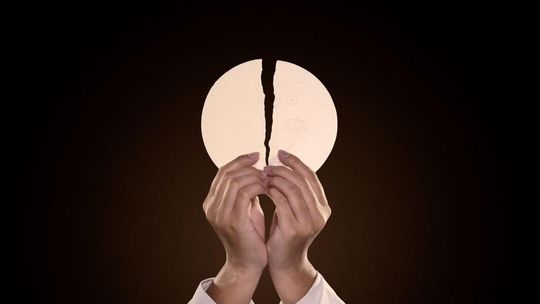 Chorzy na celiakię w Kościele. Czy mogą przyjmować komunię?