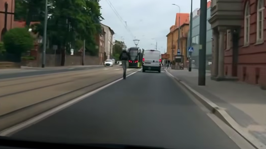 Chwile grozy na Warszawskiej. Nastolatek na hulajnodze przesadził