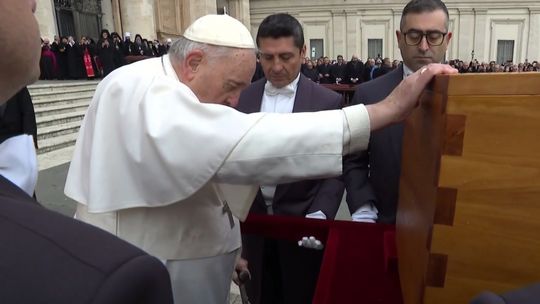 Co się dzieje z papieżem Franciszkiem? Jest w złym stanie. Kolejny komunikat Watykanu