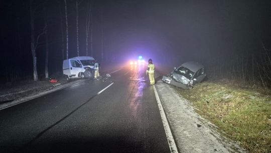 Czołowe zderzenie busa z autem osobowym