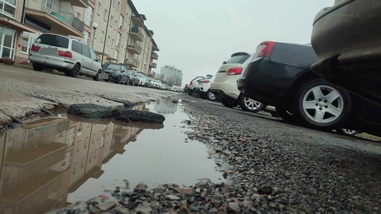 Czy to ser szwajcarski? Otóż nie! To tylko parking na gorzowskim osiedlu