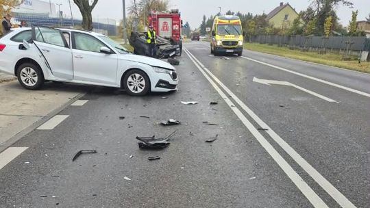 Dachowanie na jednej z ulic Gorzowa. Dwa rozbite auta i akcja służb ratunkowych