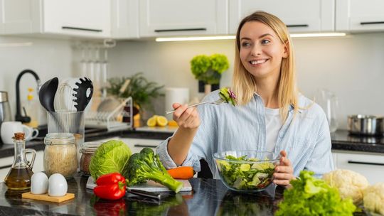 Dieta wspierająca oczyszczanie organizmu – co jeść każdego dnia?