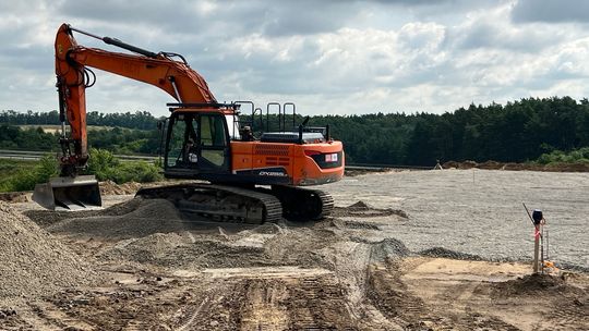 Do połowy lipca potrwa budowa placu do ćwiczeń wyczynowej jazdy fanów motoryzacji