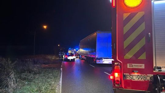 Dramatyczna akcja ratunkowa po potrąceniu mężczyzny przez ciężarówkę