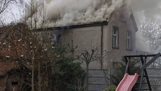 Dramatyczny pożar budynku mieszkalnego. Ogień objął dach i poddasze