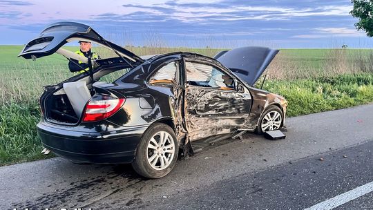 Dramatyczny wypadek pod Strzelcami. Dwie młode osoby ranne po uderzeniu w drzewo