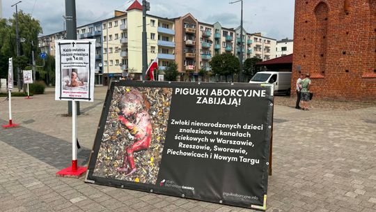 Drastyczne obrazy przed gorzowską katedrą. Mieszkańcy nie kryją oburzenia