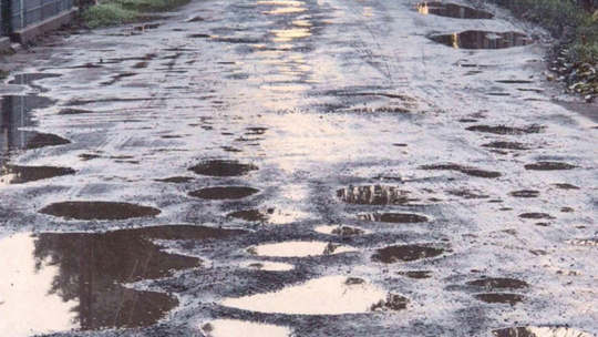 Droga w złym stanie technicznym. Miasto nie planuje szybkiego remontu Droga w złym stanie technicznym. Miasto nie planuje szybkiego remontu