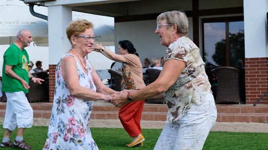 Seniorzy zapraszają na dyskoteki na polu golfowym