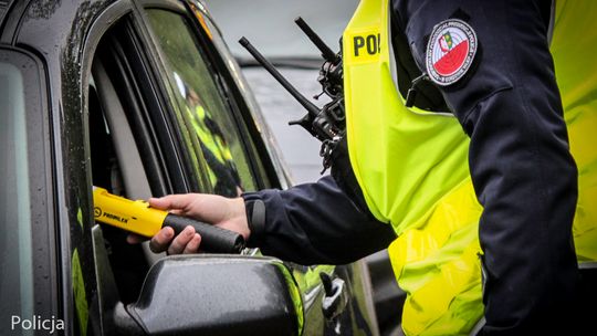 Ford zatrzymany do kontroli. W środku dwóch mężczyzn z problemami