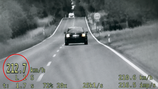 Gnał 212 km/h na drodze z ograniczeniem do 90. 30-latek stracił prawo jazdy. Niebezpieczna jazda zakończyła się utratą prawa jazdy i wysokim mandatem