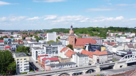 Gorzów. Bezdomny zmienił bankomat w sypialnię