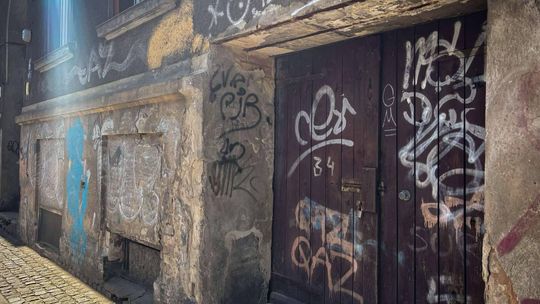 Gorzów: Centrum miasta pod ostrzałem wandali. Kamienice coraz bardziej zniszczone