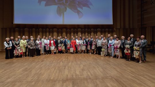 Gorzów uhonorował pary z 50-letnim stażem małżeńskim. Wzruszająca uroczystość w Filharmonii
