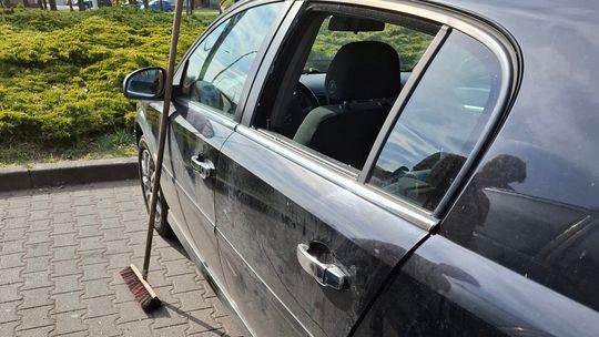 Groźna sytuacja z udziałem niemowlęcia. Bez wybicia szyby nie dało się pomóc