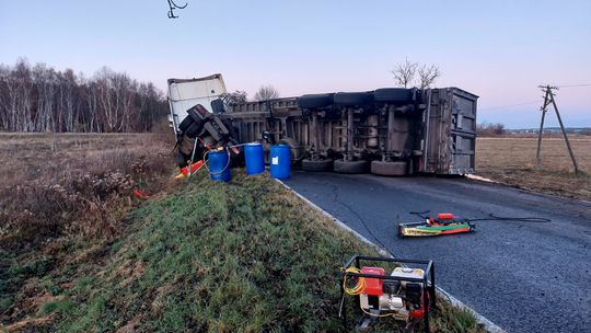 Groźne zdarzenie na trasie. Ciężarówka w rowie i wyciek substancji