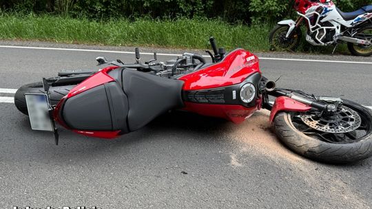 Groźne zderzenie motocykla z quadem. Dwie osoby trafiły do szpitala