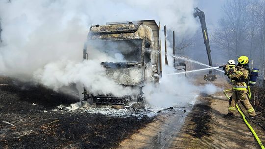 Groźny pożar i szybka akcja służb. Ogień rozprzestrzeniał się błyskawicznie