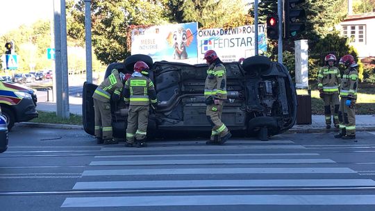 Groźny wypadek w Gorzowie. Samochód przewrócił się na bok