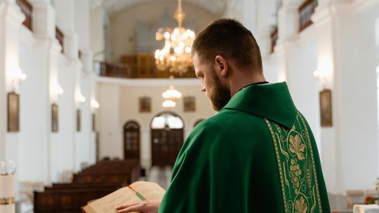 Ile damy księdzu, który przyjdzie do nas po kolędzie? Szaleństwa nie będzie [SONDAŻ]