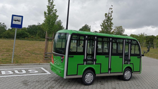 Innowacyjne rozwiązanie na cmentarzu – ekologiczny transport już dostępny