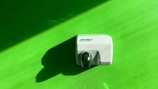 Jak dobrać suszarkę do rąk do biura, szkoły i restauracji?