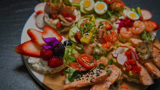 Jak przygotować odpowiednią dietę 4000 kcal? Oto przykładowy jadłospis i zasady żywienia