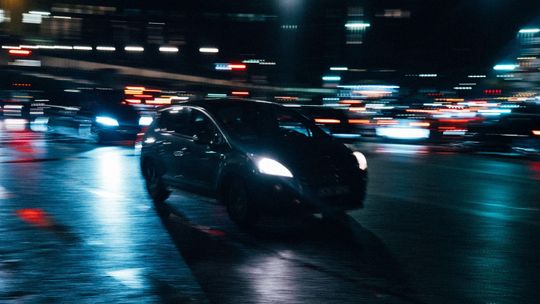 Jak zaplanować dojazd samochodem na lotnisko Katowice-Pyrzowice i uniknąć stresu przed wylotem?