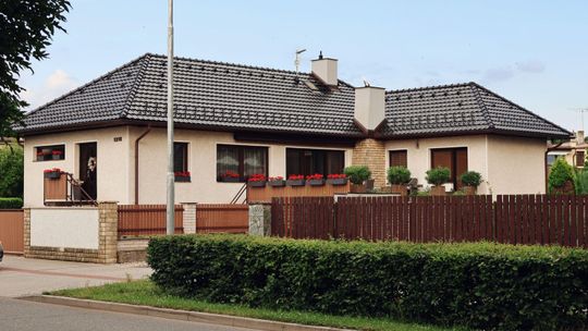 Jakie ogrodzenie wybrać do domu jednorodzinnego? Porównanie materiałów, kosztów i sposobów montażu