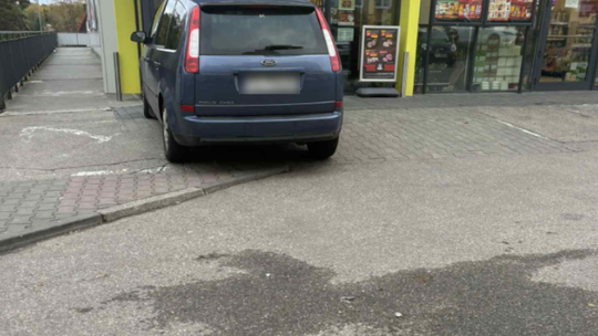 Janusze parkowania znów w akcji. Tym razem na Okólnej