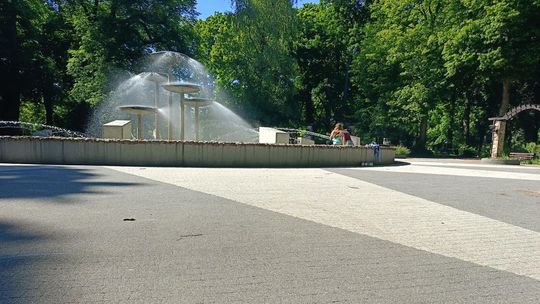 Kąpiel w fontannie może skończyć się chorobą. Dzieci weszły do wody w parku Kopernika